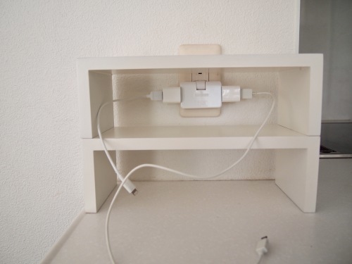 ニトリ ダイソー で充電コーナー作りました 使える新商品情報も 白 グレーの四角いおうち