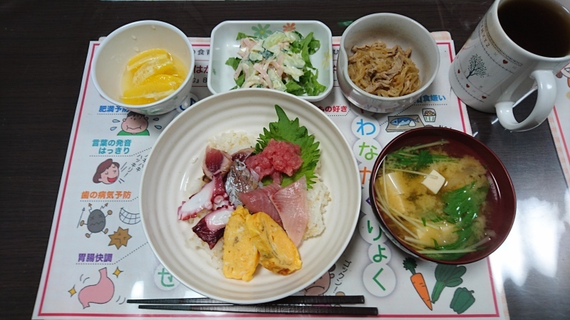 ひまわり荘 夕食  海鮮丼・白滝と豚肉の煮物・ﾏﾖﾈｰｽﾞｻﾗﾀﾞ・みそ汁_c0357519_20434725.jpg