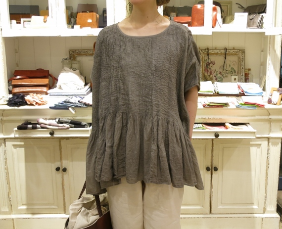 maison de soilから、ピンタックとパッチワークの特別なドレスです