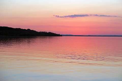 世界で最も夕焼けが美しい七つの場所、トラジメーノ湖畔サン・フェリチャーノも_f0234936_6472881.jpg