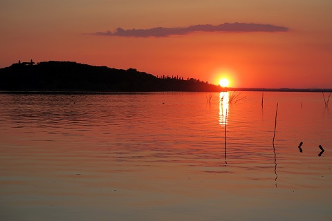 世界で最も夕焼けが美しい七つの場所、トラジメーノ湖畔サン・フェリチャーノも_f0234936_75384.jpg