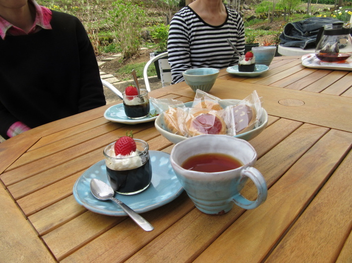 裏庭でお茶♡_f0067514_20413491.jpg
