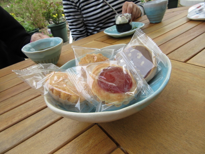 裏庭でお茶♡_f0067514_20422872.jpg