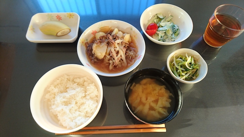 ひまわり荘 夕食  ほくほく肉じゃが・みつ葉のお浸し・きゅうりマヨ合え・みそ汁・バナナ_c0357519_18330401.jpg