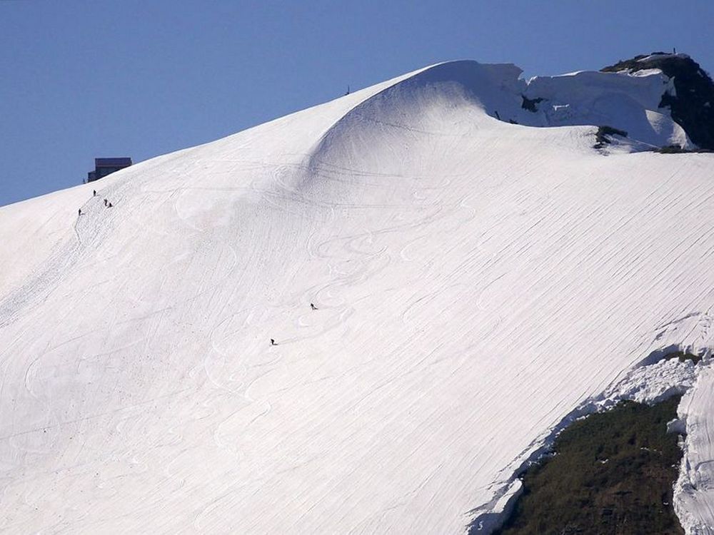 日本の絶景！残雪の谷川岳パノラマ　＆　イワツバメ舞う_a0031821_11414558.jpg