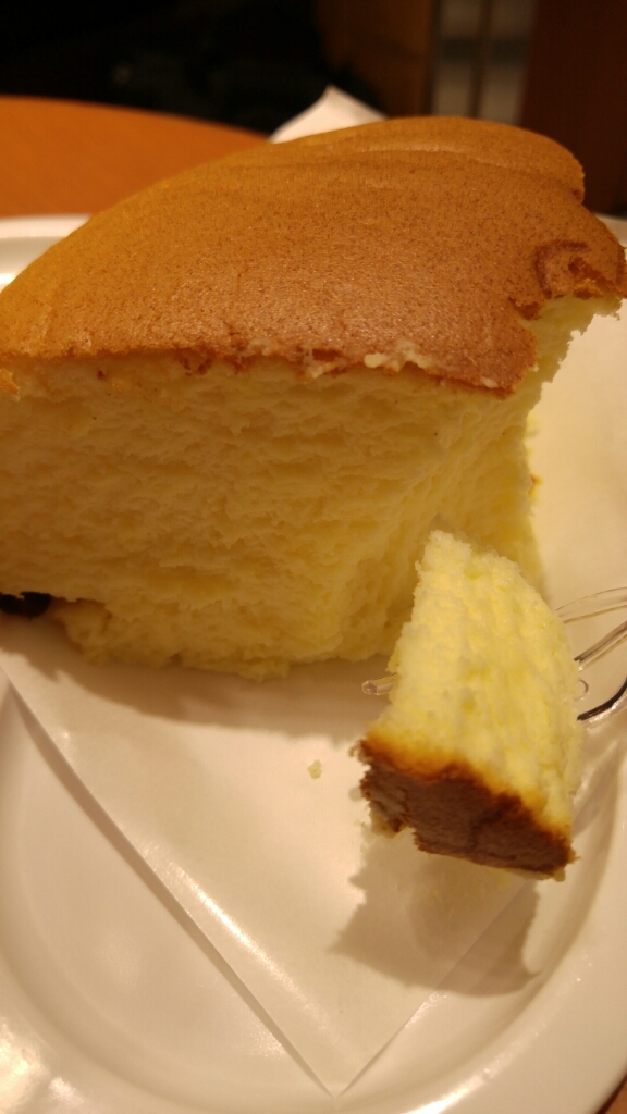 なんば「りくろーおじさんの店チーズケーキ」_c0124528_23065478.jpg