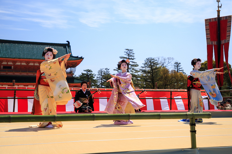 平安神宮例大祭翌日祭　舞踊奉納（祇園甲部　清乃さん、市晴さん、まめ衣さん）_f0155048_020194.jpg