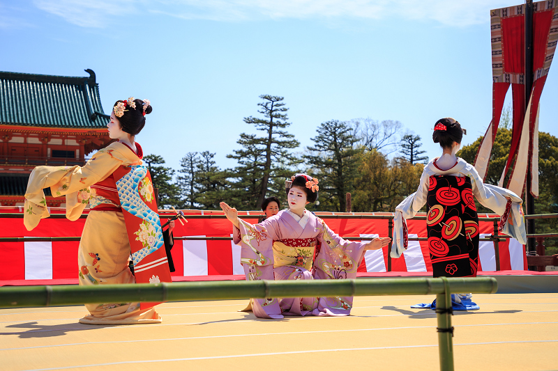 平安神宮例大祭翌日祭　舞踊奉納（祇園甲部　清乃さん、市晴さん、まめ衣さん）_f0155048_0204077.jpg