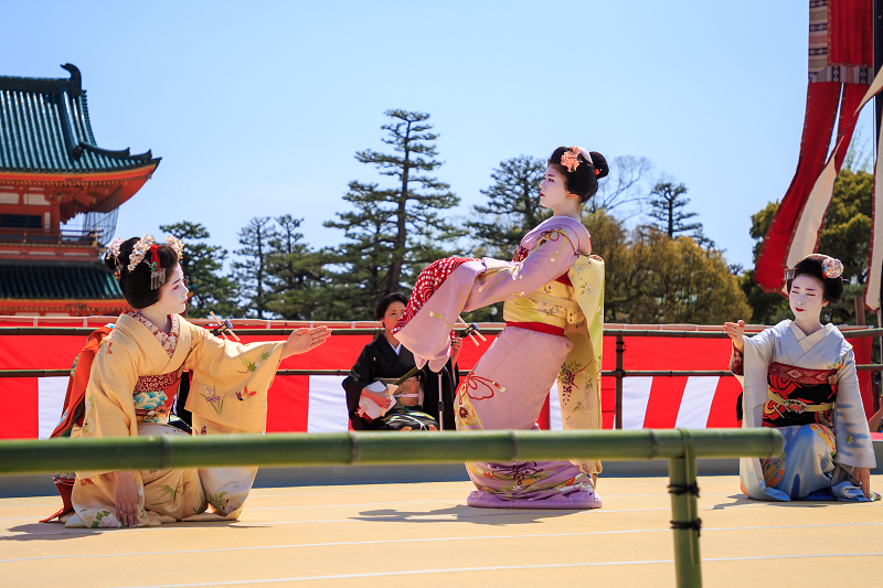 平安神宮例大祭翌日祭　舞踊奉納（祇園甲部　清乃さん、市晴さん、まめ衣さん）_f0155048_0232772.jpg