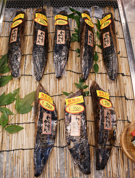 高知おすすめのカツオ店!その場で食べれる!おみやげも発送も可能な山本鮮魚店(久礼大正町市場)_e0171573_948092.jpg