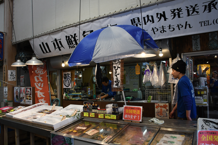 高知おすすめのカツオ店!その場で食べれる!おみやげも発送も可能な山本鮮魚店(久礼大正町市場)_e0171573_9484560.jpg