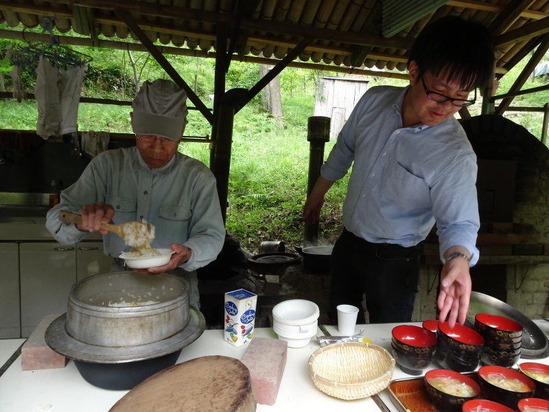 里山ハイキングとダッチオーブンでアウトドアクッキング_d0161505_06414890.jpg