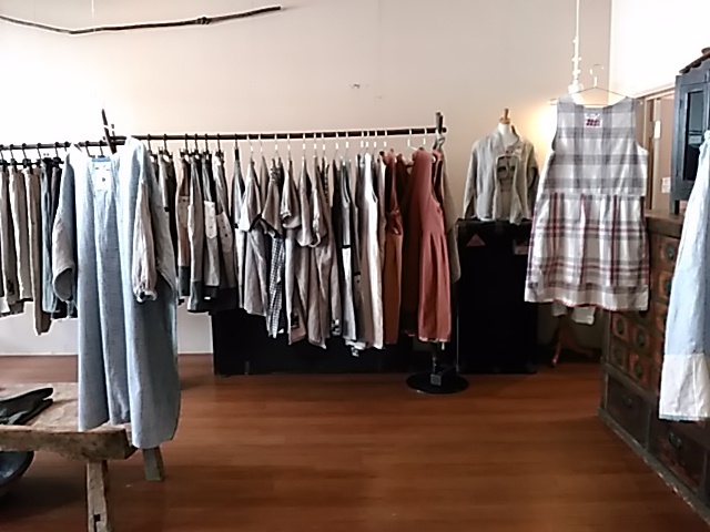 早川ユミさん【たねまき生活の衣服たち展】明日が最終日です_b0237038_18434922.jpg