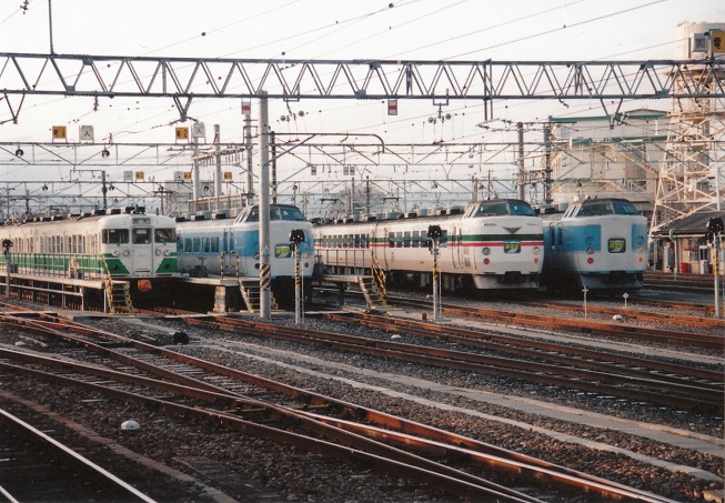 夢を初めて願って今日までどのくらい経っただろう 赤い電車は臼い線 夢を初めて願って今日までどのくらい経っただろう 赤い電車は臼い線