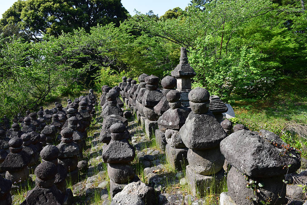 太平記を歩く。 その56 「名和一族郎党の墓」 鳥取県西伯郡大山町_e0158128_20210777.jpg