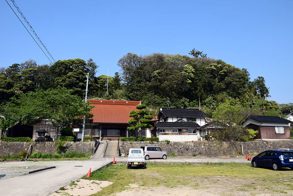 太平記を歩く。 その56 「名和一族郎党の墓」 鳥取県西伯郡大山町_e0158128_20224444.jpg