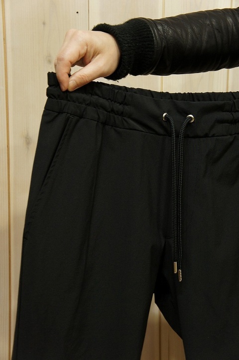 ラフでカジュアルなパンツ！【AKM】P077 CNY009 SWING EASY PANTS [99 / BLACK]☆そして、久しぶりの2人。_b0108653_16380887.jpg