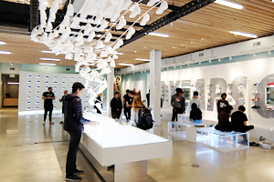スニーカーのディズニー・ワールド、未来のお店、Nike SOHO店_b0007805_18424280.jpg