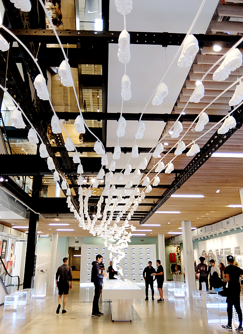 スニーカーのディズニー・ワールド、未来のお店、Nike SOHO店_b0007805_18432798.jpg