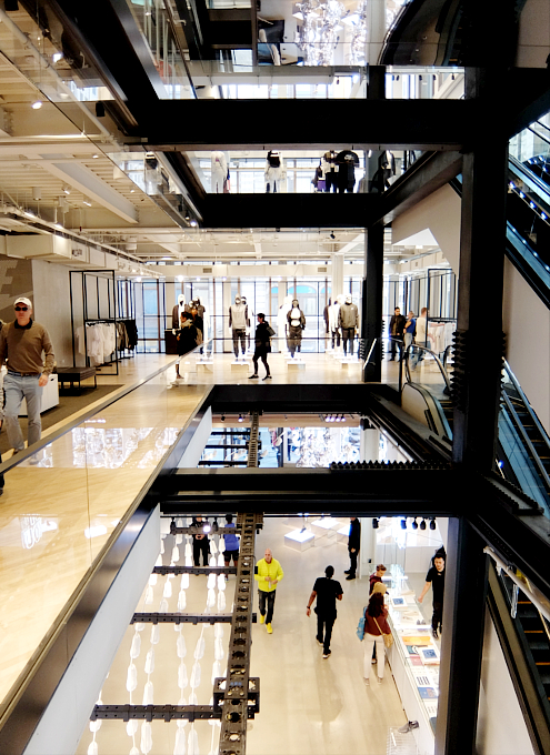 スニーカーのディズニー・ワールド、未来のお店、Nike SOHO店_b0007805_18441824.jpg