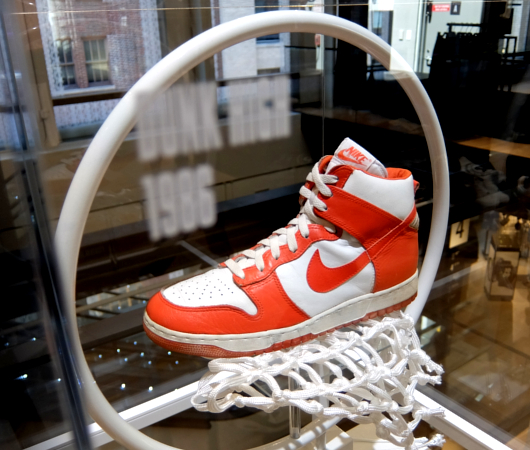 スニーカーのディズニー・ワールド、未来のお店、Nike SOHO店_b0007805_1846112.jpg