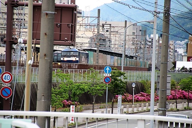 藤田八束の鉄道写真@東海道本線を走る貨物列車、西宮駅付近の陸橋で撮影・・・西宮市は中央の高台に線路あり絶景_d0181492_16281582.jpg