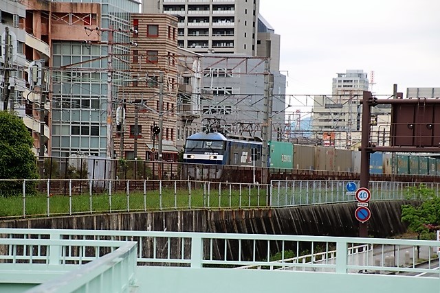 藤田八束の鉄道写真@東海道本線を走る貨物列車、西宮駅付近の陸橋で撮影・・・西宮市は中央の高台に線路あり絶景_d0181492_16283002.jpg