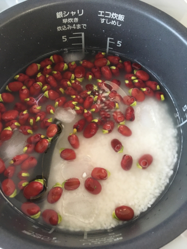 一寸黒豆でお赤飯のような赤いご飯_e0136066_09334360.jpg