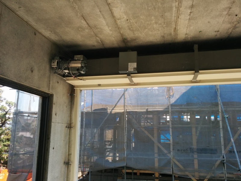 3月17日 渡り廊下 防火シャッター取付 ナカオアーキオフィス の 聞明寺 改築工事日誌