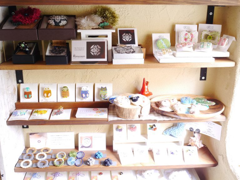 三軒茶屋で見つけた懐かしいお店。〜ブローチ展は5/15まで!〜_f0089355_21274714.jpg