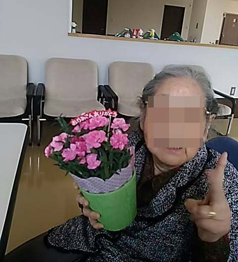 夫は、義母へカーネーションを届けに老健へ_f0019498_17575389.jpg