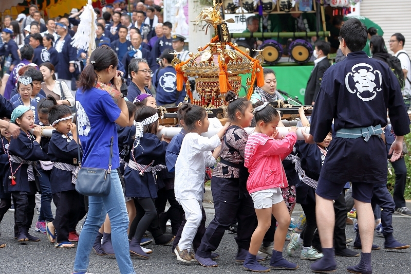 祭りシーズンが始まりました！！。「神田っ子」のエネルギーが炸裂する神輿宮入（神田明神の神田祭） _b0291402_08350460.jpg