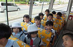 幼稚園バス♪_e0325335_11231254.jpg