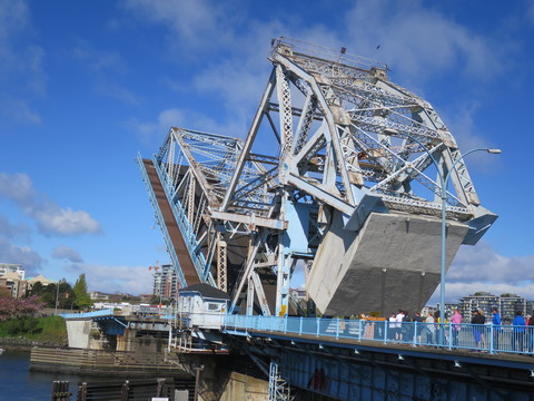 ヴィクトリアひとり旅☆ 迫力のJohnson Street Bridge_c0212604_21224112.jpg