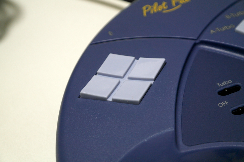 【レビュー】メーカー不明 PilotPad - 8 Buttons Hand-Held Controller JS-5001（再録）_c0004568_22262978.jpg
