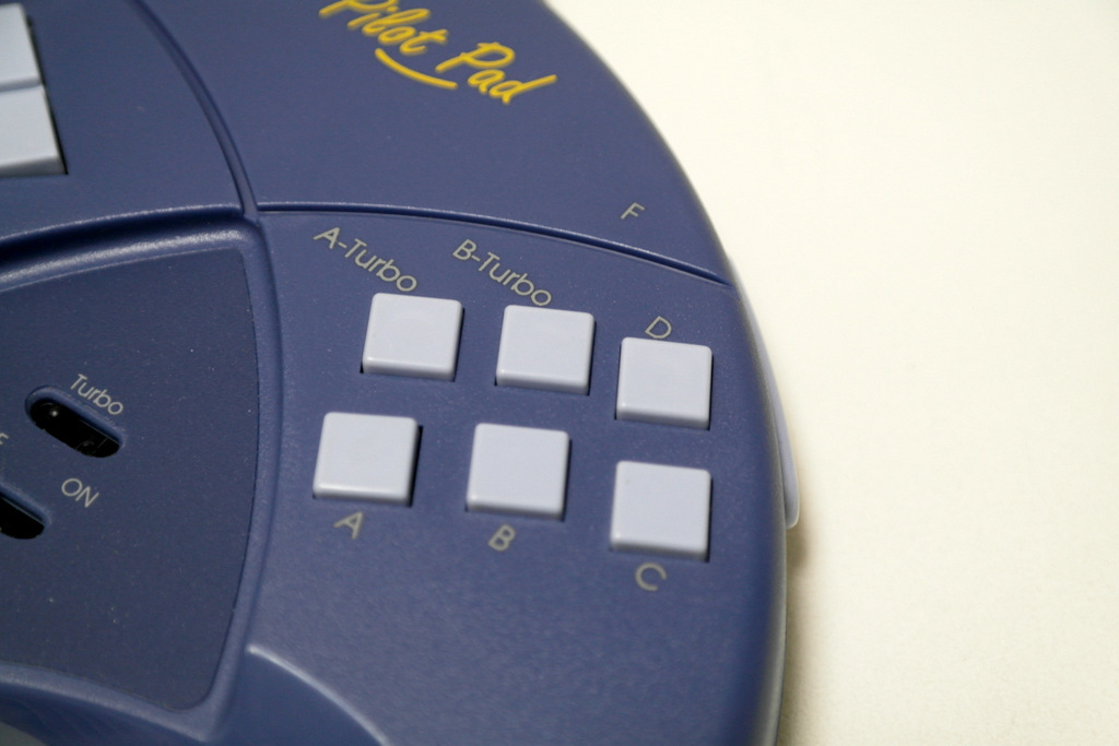 【レビュー】メーカー不明 PilotPad - 8 Buttons Hand-Held Controller JS-5001（再録）_c0004568_22262994.jpg