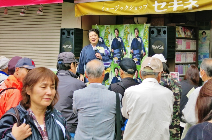 夫婦花発売記念ミニライブ・セキネ楽器_b0083801_0591428.jpg