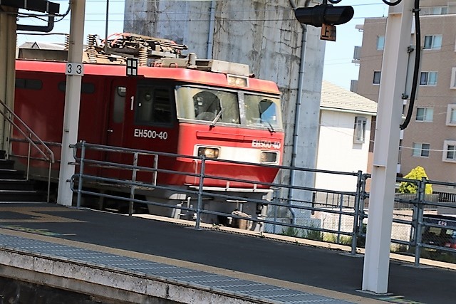 藤田八束の鉄道写真@貨物列車金太郎、東北本線東仙台駅を通過する貨物列車「金太郎」・・・赤いボディが格好良い_d0181492_23044004.jpg