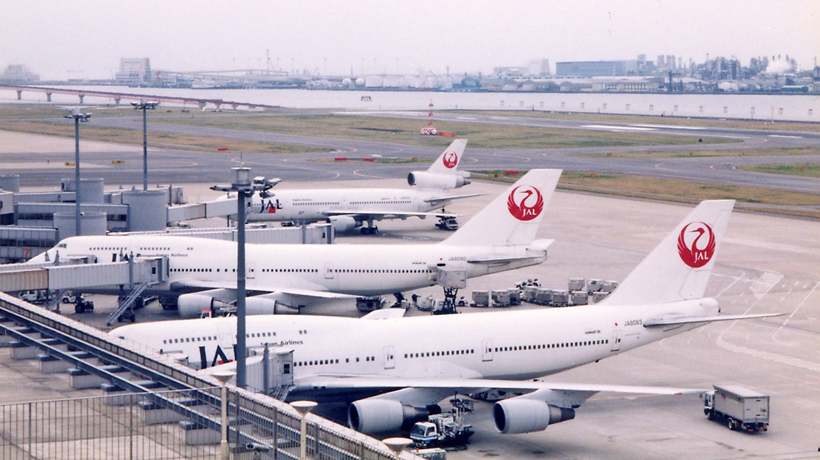 羽田空港にある、この世にひとつの本屋さんの話。_b0029315_00030707.jpg