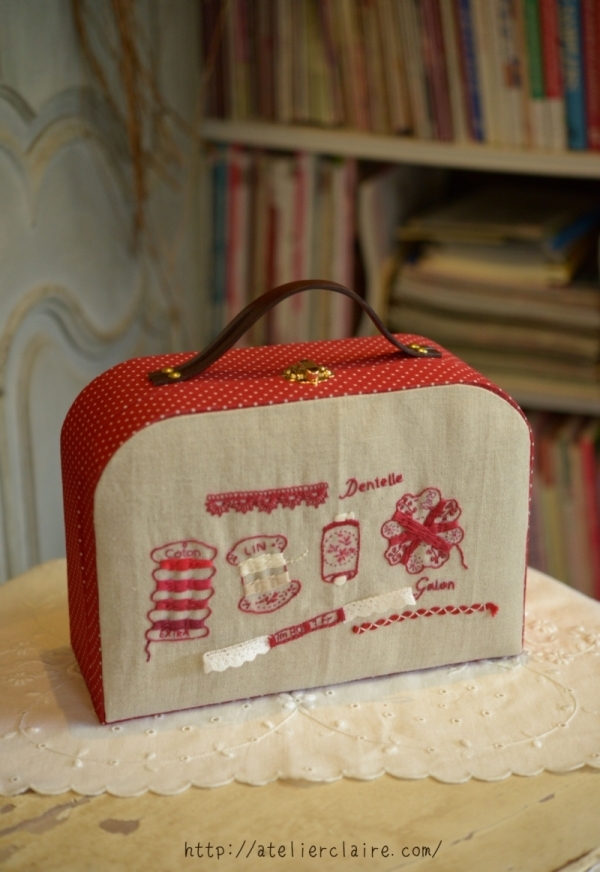 ソーイングモチーフ刺繍のトランク型お裁縫箱_a0157409_08284146.jpg