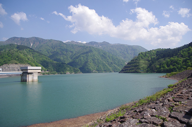 青空と緑とダム湖の青と_a0314113_20071683.jpg