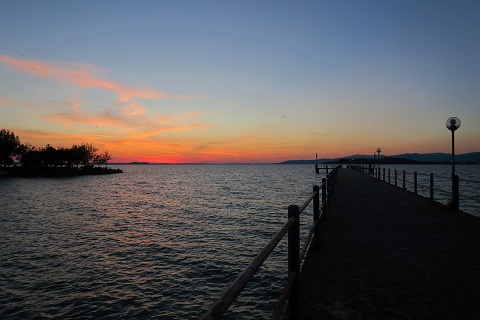 あかあかと夕焼け美しトラジメーノ湖_f0234936_591618.jpg