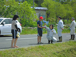 田植え体験(上目黒小・枝野小)_d0247484_1393598.jpg