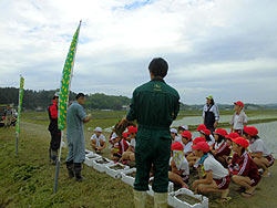 田植え体験(緑ヶ丘小・北郷小) _d0247484_14431216.jpg