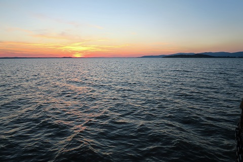 夕日追いかけ湖畔を行けば、イタリア_f0234936_6225575.jpg