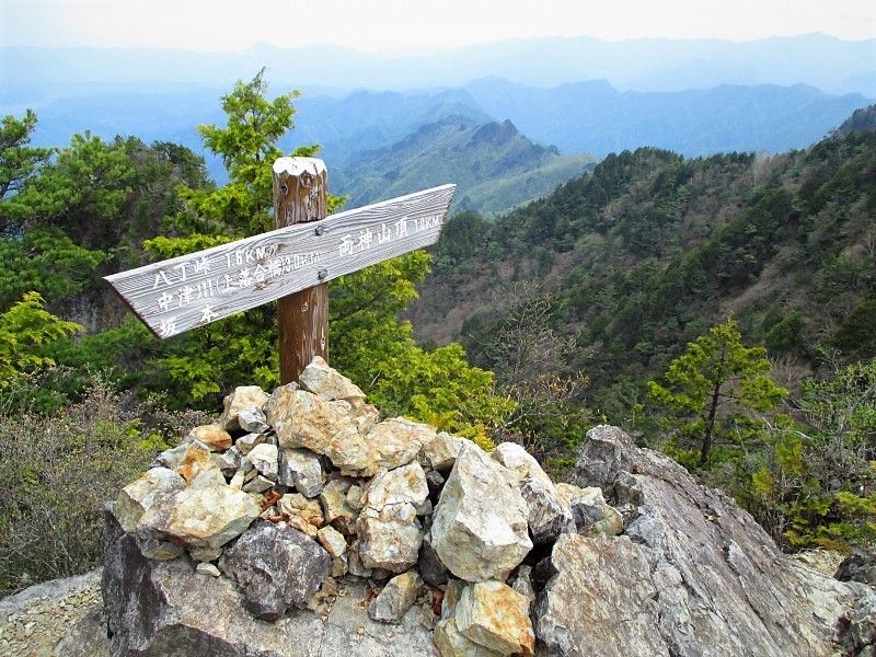 奥秩父　アカヤシオ咲く八丁尾根から両神山　　　　　Mount Ryōkami in Chichibu-Tama-Kai NP_f0308721_572711.jpg