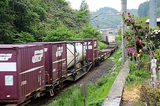 藤田八束の鉄道写真@新緑の青森で鉄道写真撮影・・・青森県鶴ヶ坂にて、貨物列車「レッドサンダー」写真撮影_d0181492_00105812.jpg