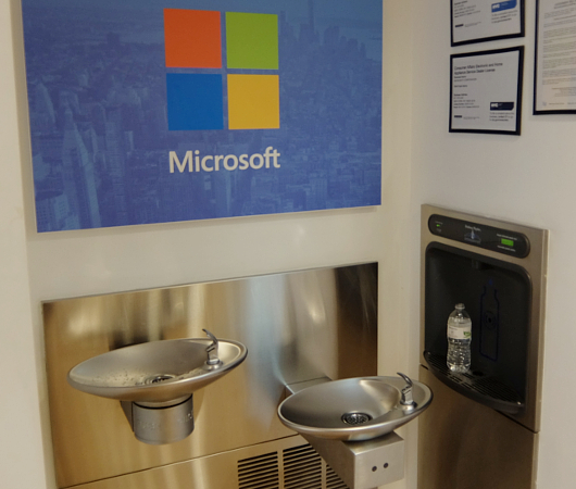 NYの5番街のマイクロソフト・ストアにあるペットボトル専用の自動給水ステーション_b0007805_2131655.jpg