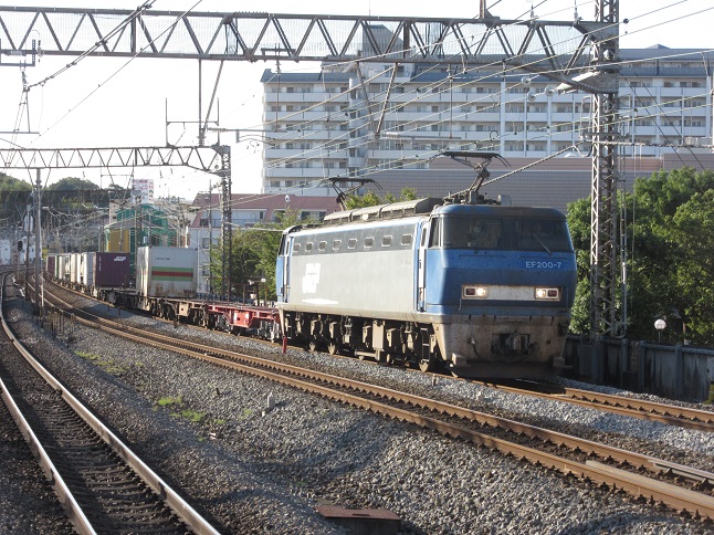 カトー・EF200（新塗色）が漸く入線・・・！ : 赤い電車は