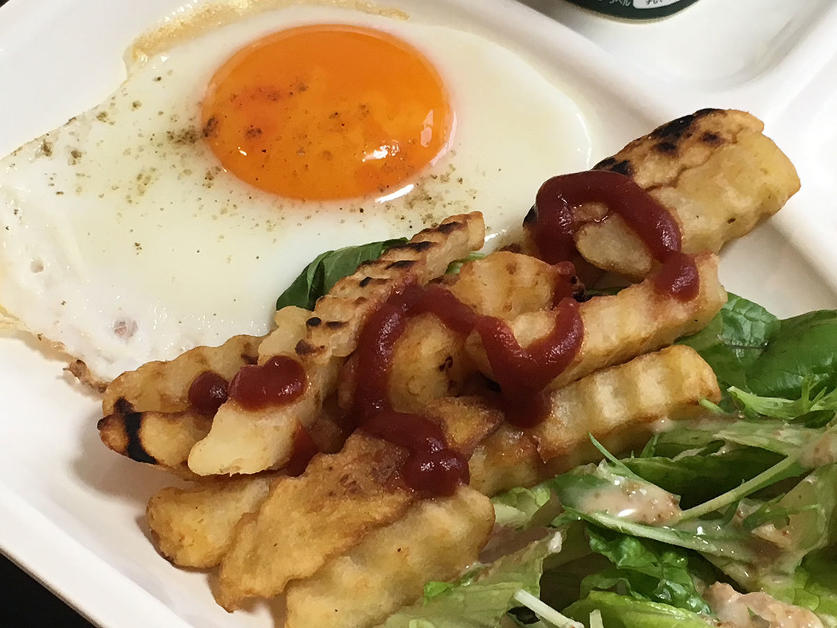 朝食：目玉焼きとポテト、コールスローサラダ_c0357519_07385498.jpg